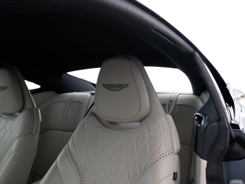 Aston Martin DB12 - foto 13