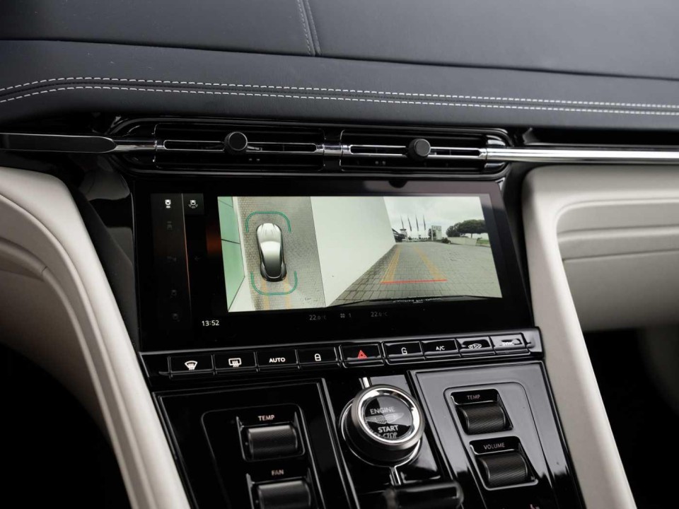 Aston Martin DB12 - foto 24