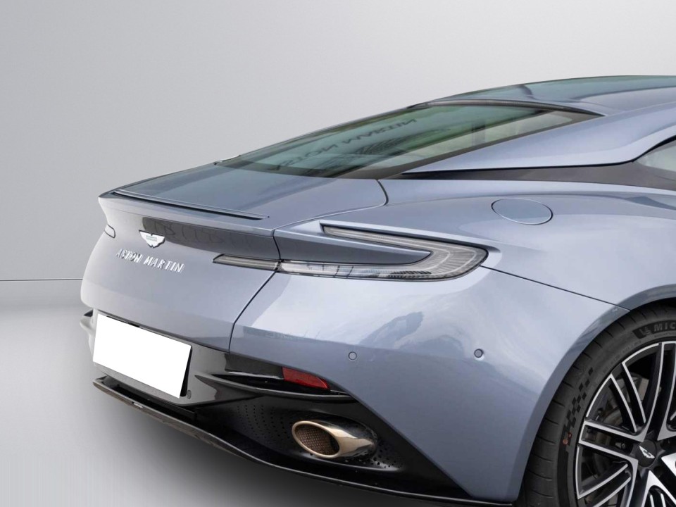 Aston Martin DB12 - foto 37