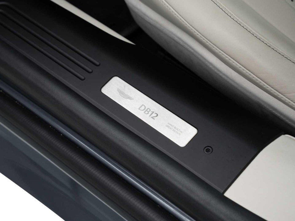 Aston Martin DB12 - foto 25