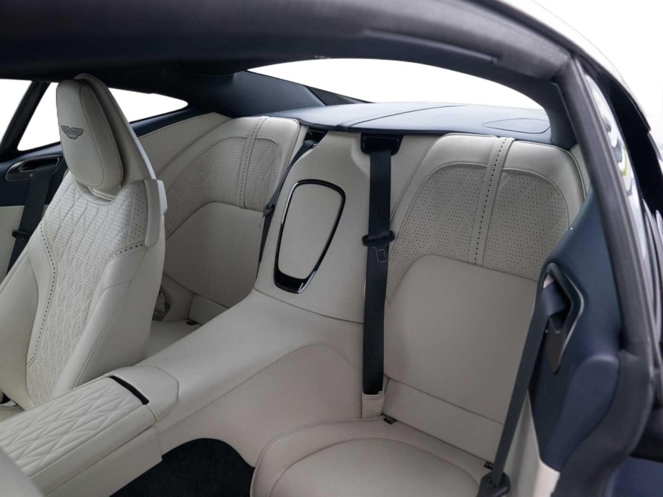 Aston Martin DB12 - foto 11