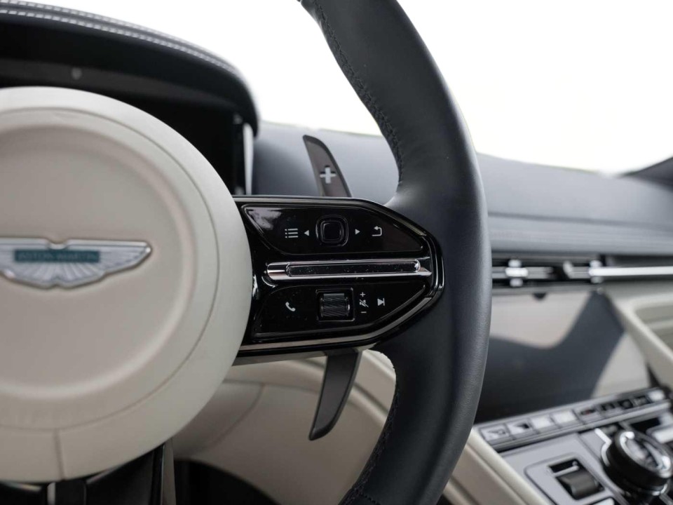 Aston Martin DB12 - foto 18