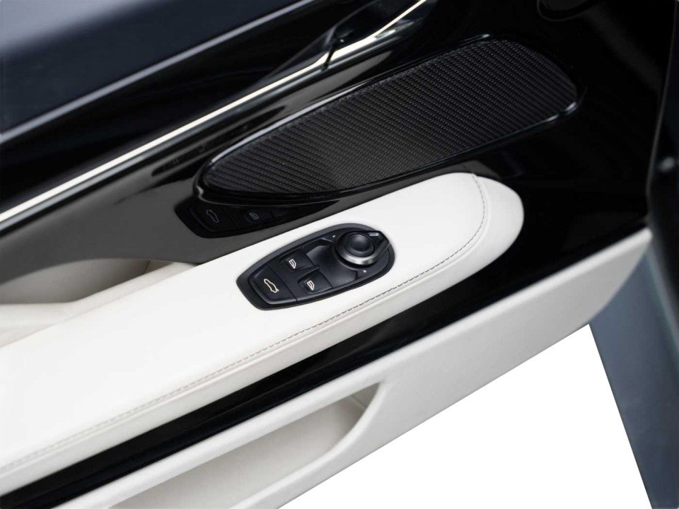 Aston Martin DB12 - foto 26