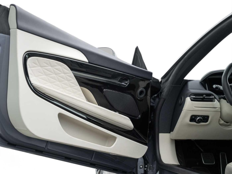 Aston Martin DB12 - foto 27