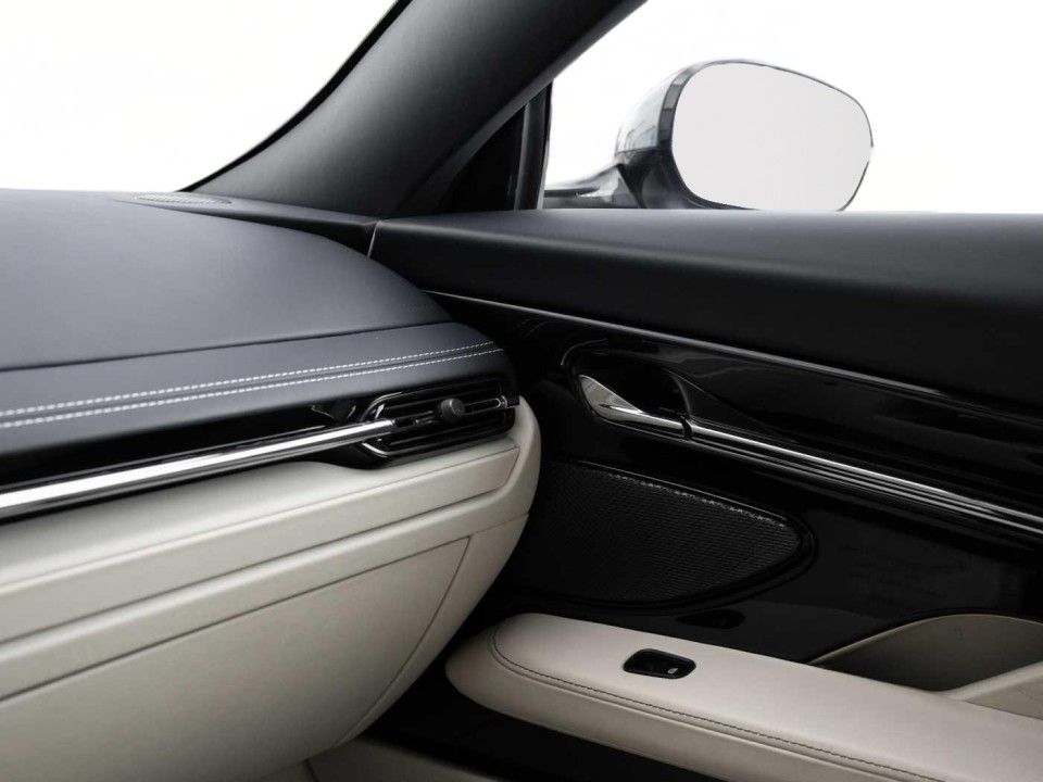 Aston Martin DB12 - foto 28