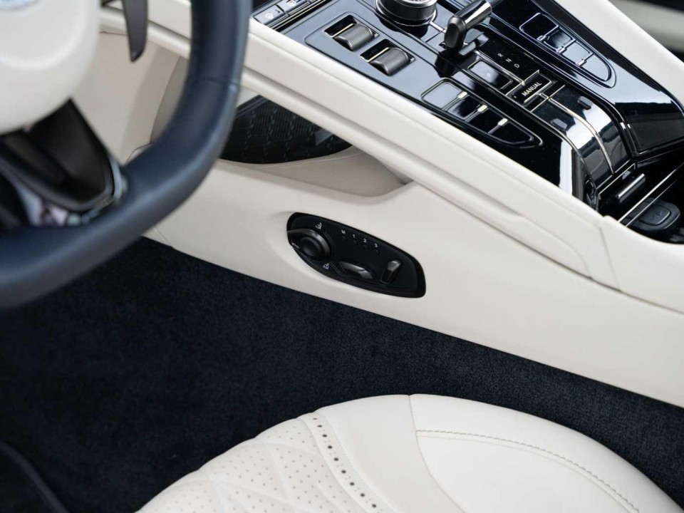 Aston Martin DB12 - foto 16