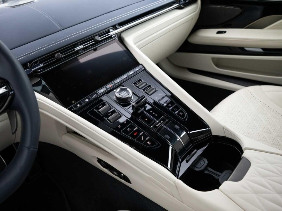 Aston Martin DB12 - foto 19