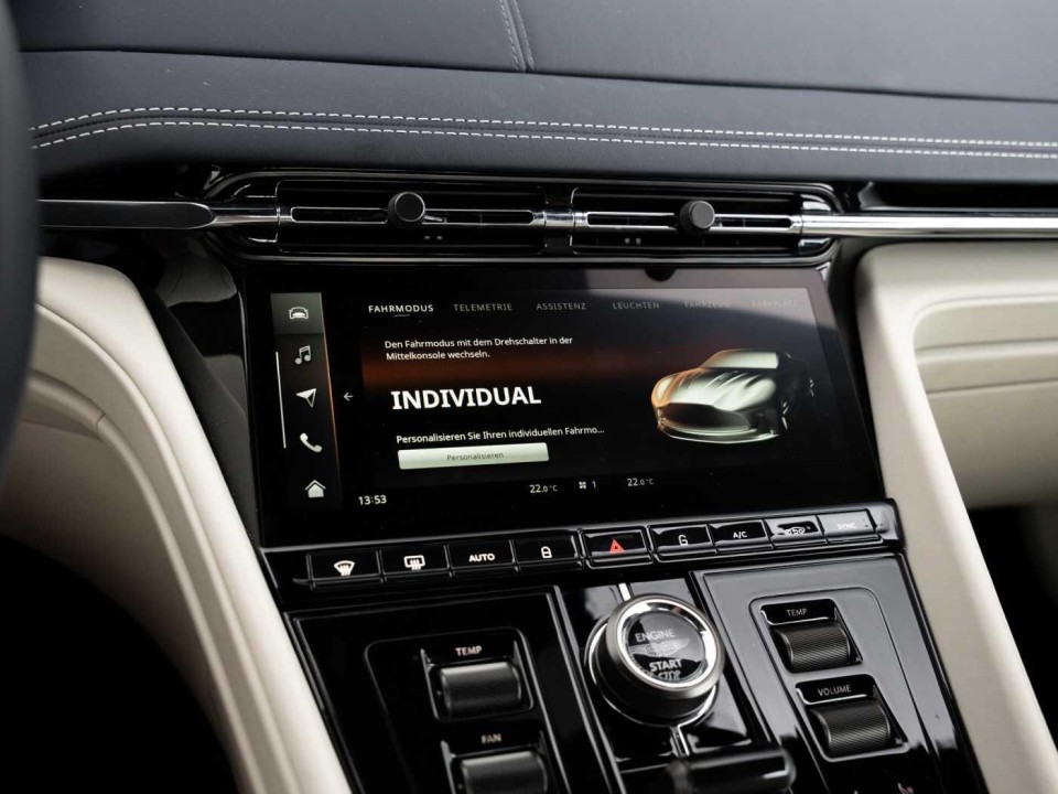 Aston Martin DB12 - foto 21