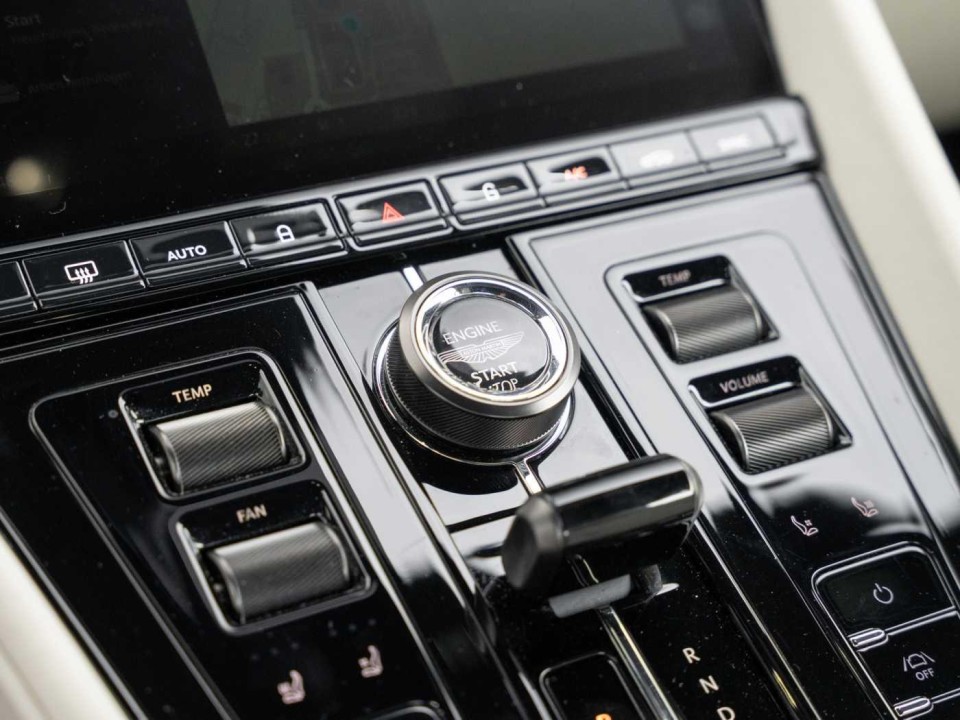 Aston Martin DB12 - foto 22