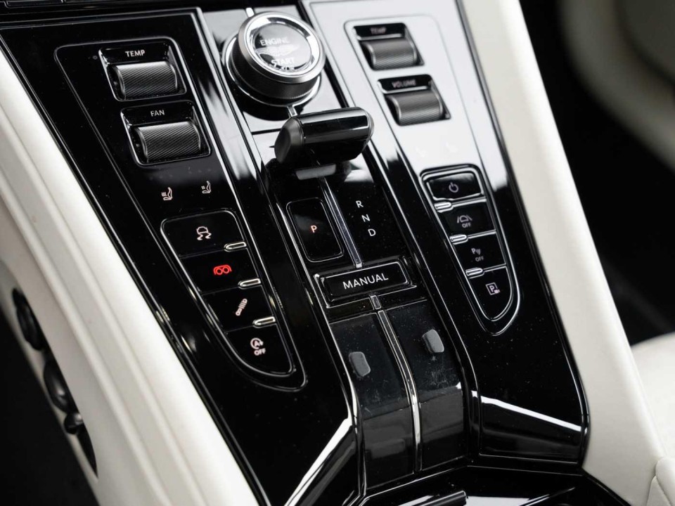 Aston Martin DB12 - foto 23