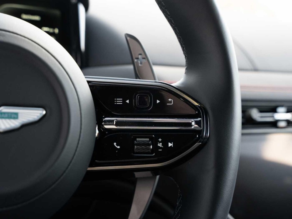 Aston Martin DB12 - foto 15