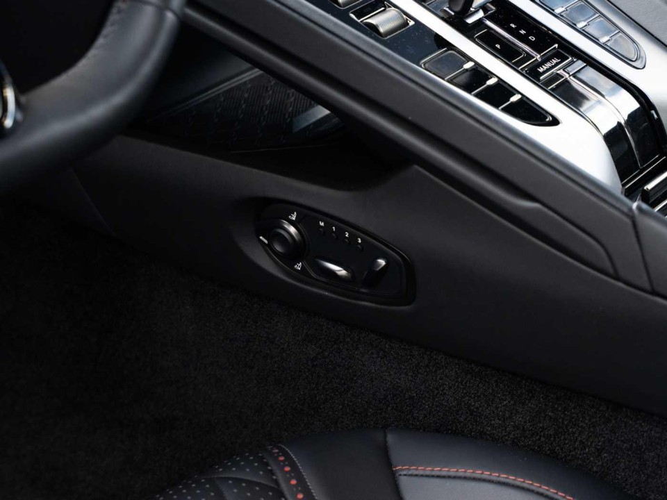 Aston Martin DB12 - foto 26