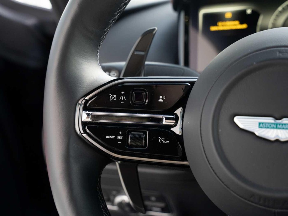 Aston Martin DB12 - foto 16