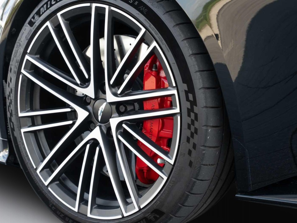 Aston Martin DB12 - foto 40