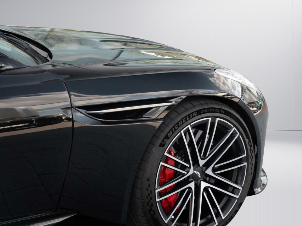 Aston Martin DB12 - foto 36