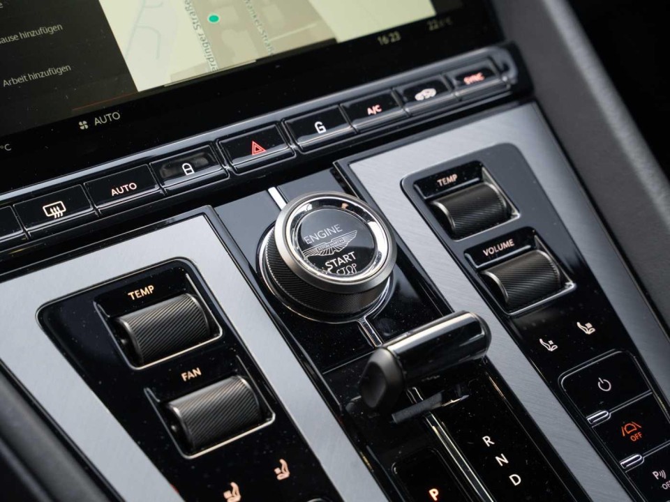 Aston Martin DB12 - foto 18