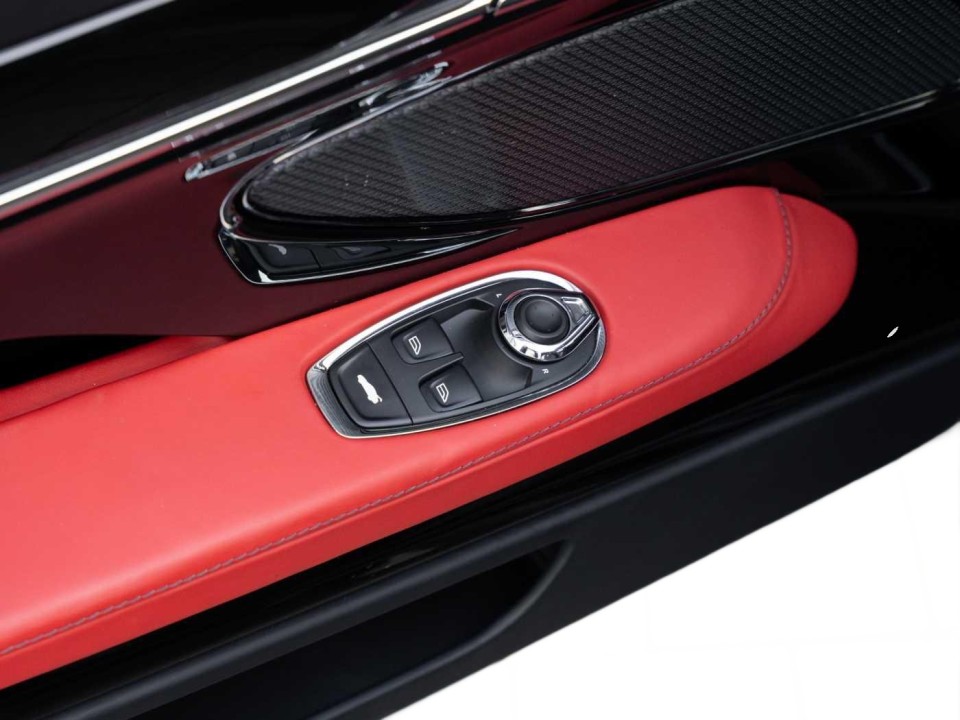 Aston Martin DB12 - foto 28