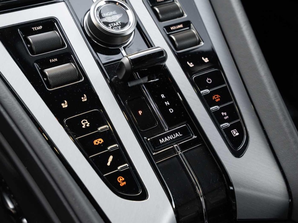 Aston Martin DB12 - foto 19