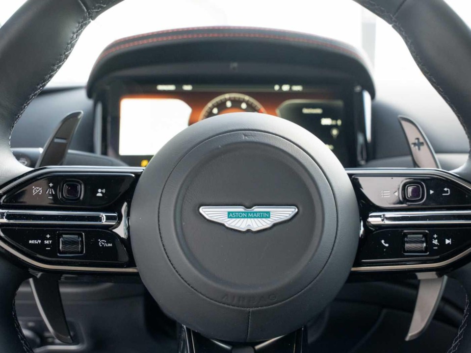 Aston Martin DB12 - foto 14