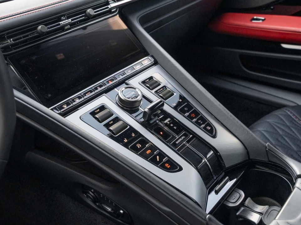 Aston Martin DB12 - foto 21