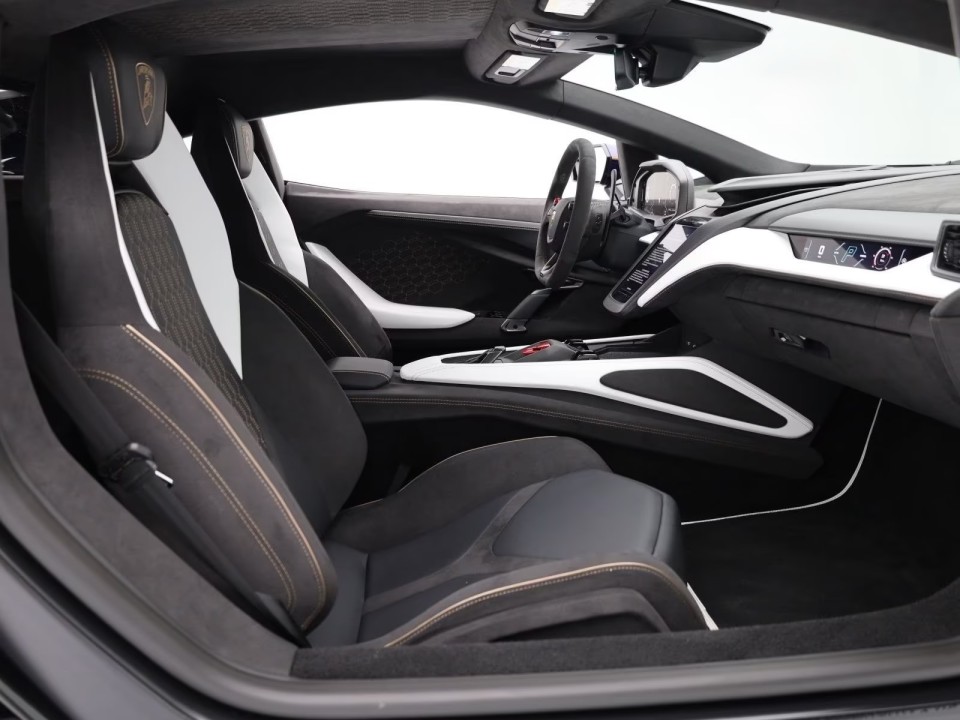 Lamborghini Revuelto - foto 12