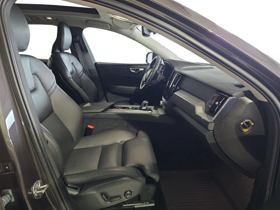 Volvo XC 60 T6 Plus Dark Recharge - foto 14