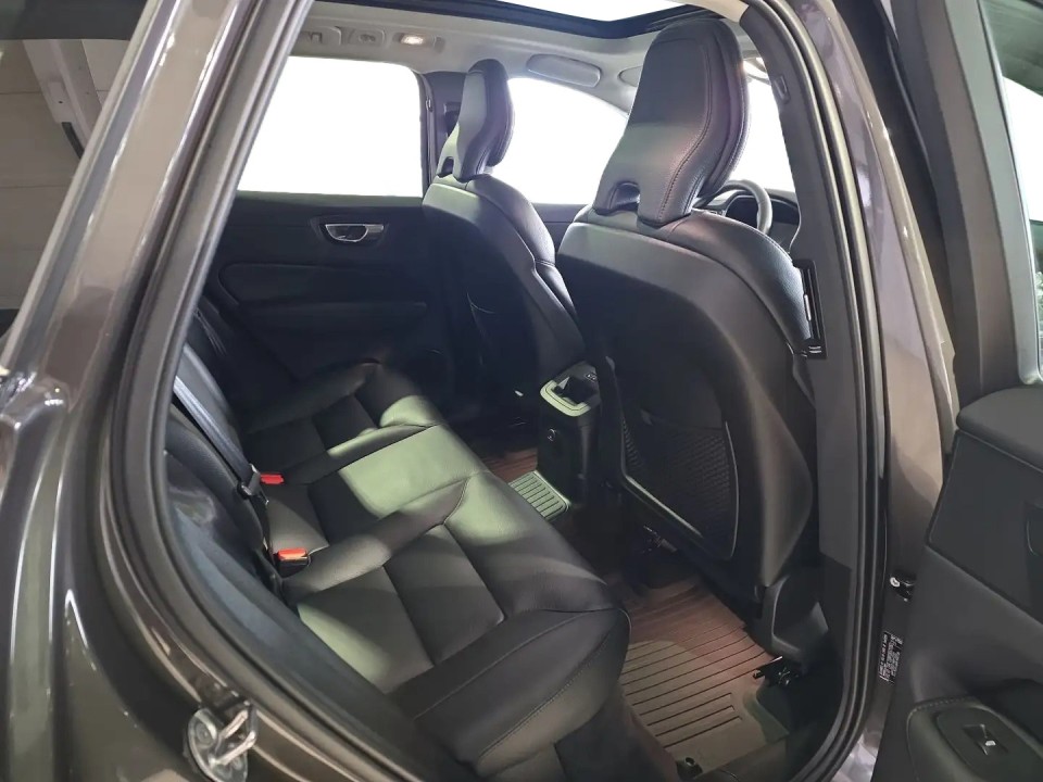 Volvo XC 60 T6 Plus Dark Recharge - foto 13