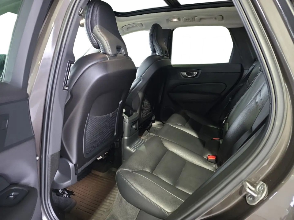Volvo XC 60 T6 Plus Dark Recharge - foto 12