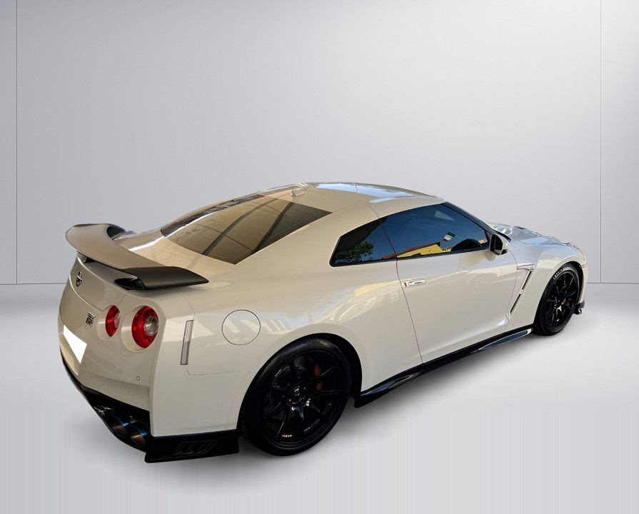 Nissan GT-R (2)
