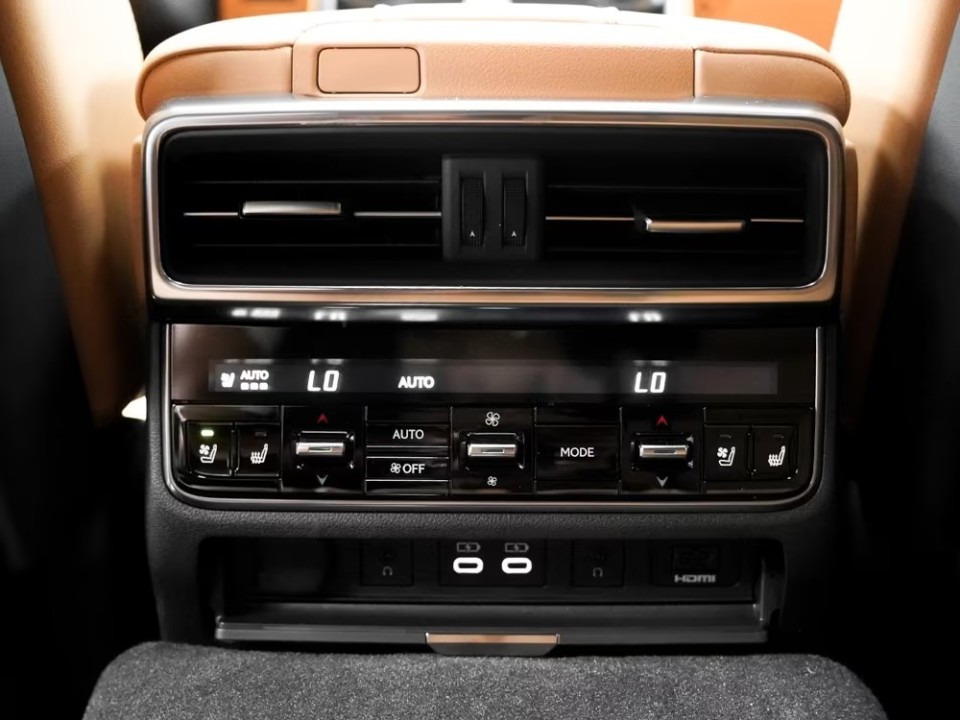 Lexus Seria LX 700h Luxury - foto 26