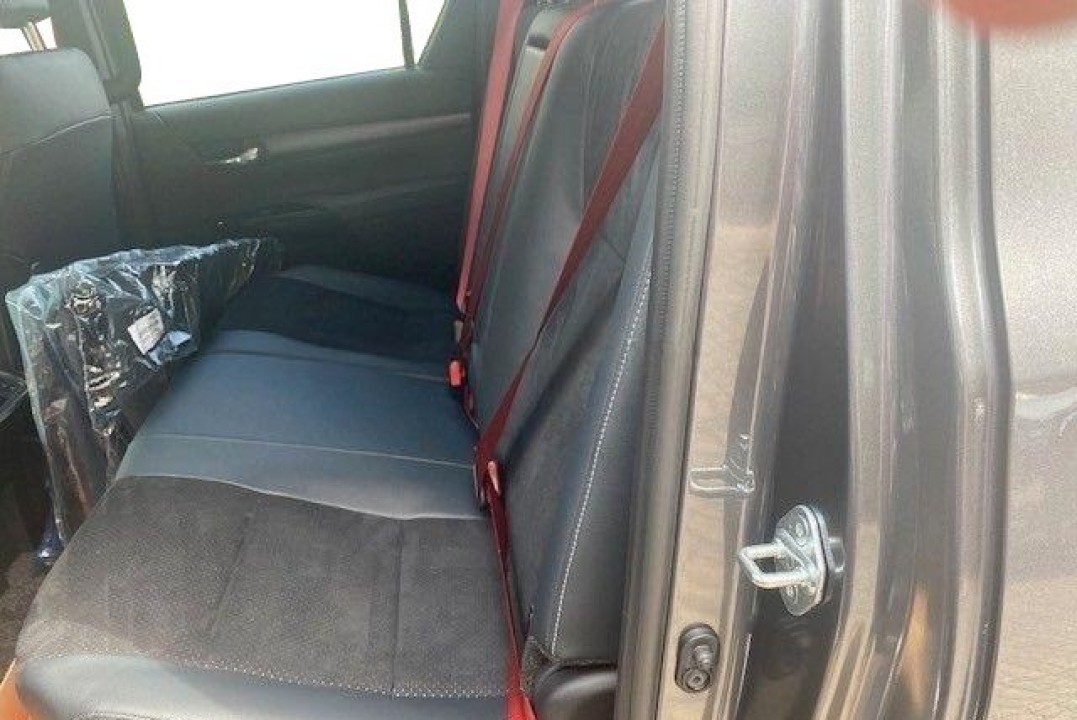 Toyota Hilux 2.8D GR-Sport - foto 7