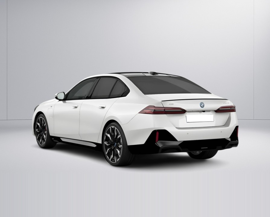 BMW Seria 5 550e xDrive M-Sport (4)