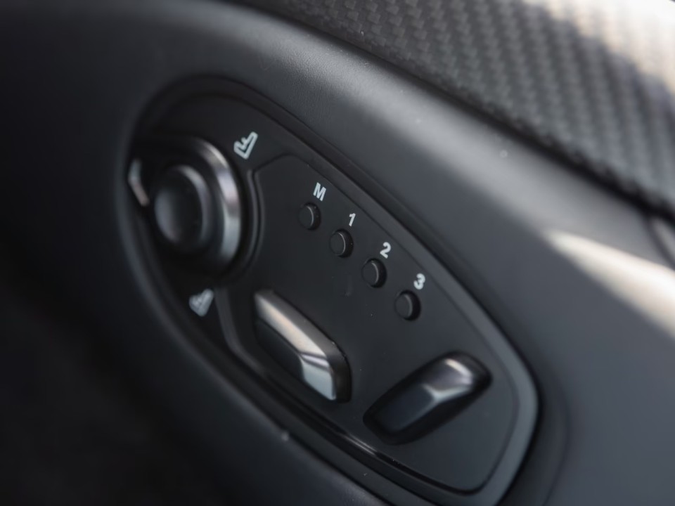 Aston Martin Vantage V12 Roadster - foto 18