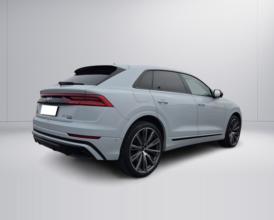 Audi Q8 TFSIe S-line (2)