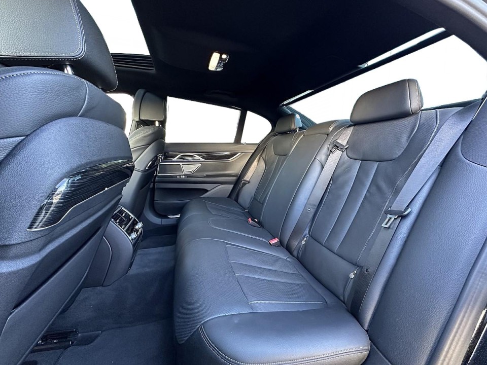BMW Seria 7 740i - foto 12