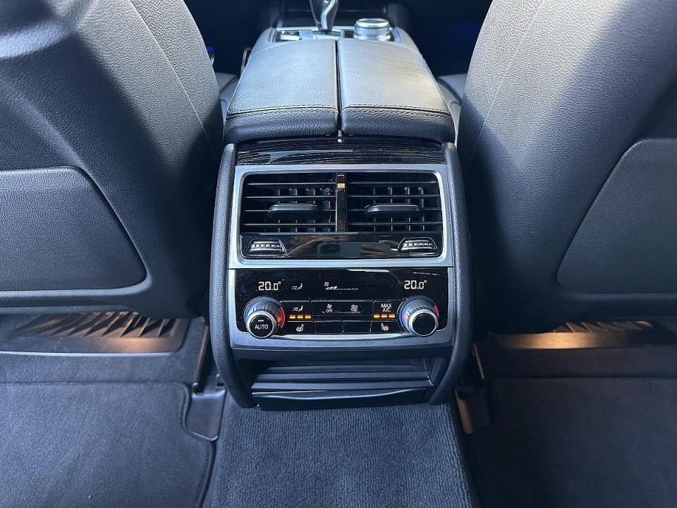 BMW Seria 7 740i - foto 19