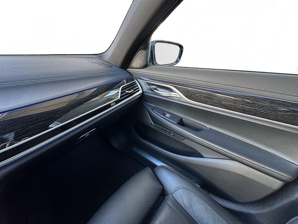 BMW Seria 7 740i - foto 28