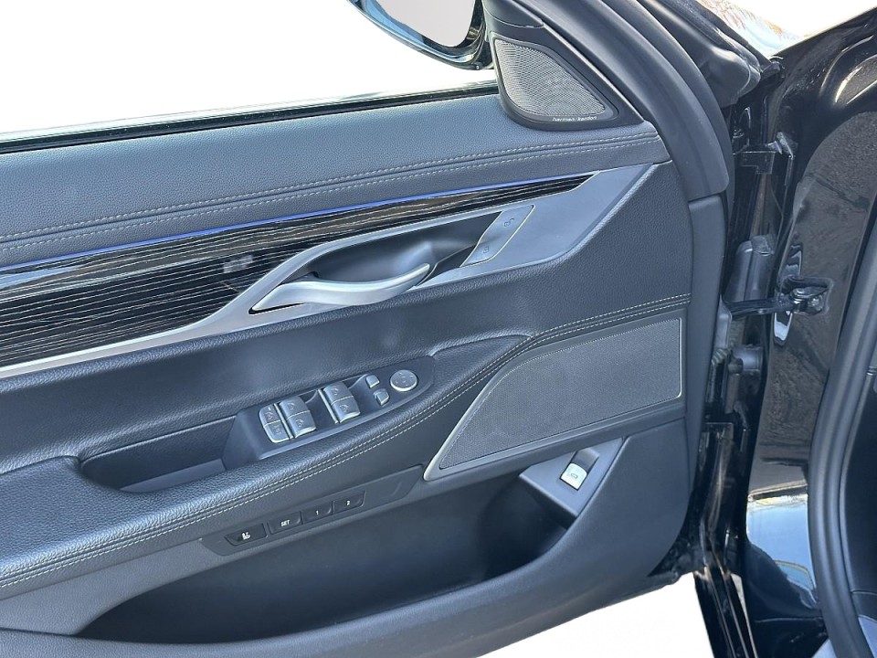 BMW Seria 7 740i - foto 24