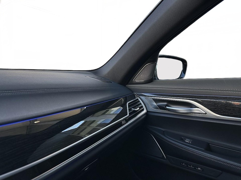 BMW Seria 7 740i - foto 30
