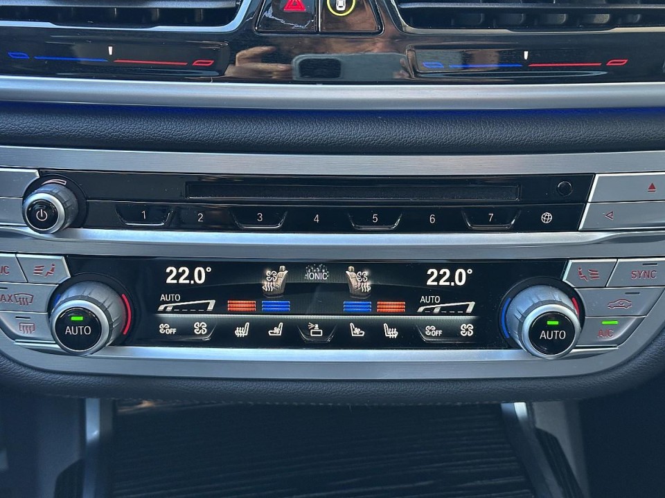 BMW Seria 7 740i - foto 21