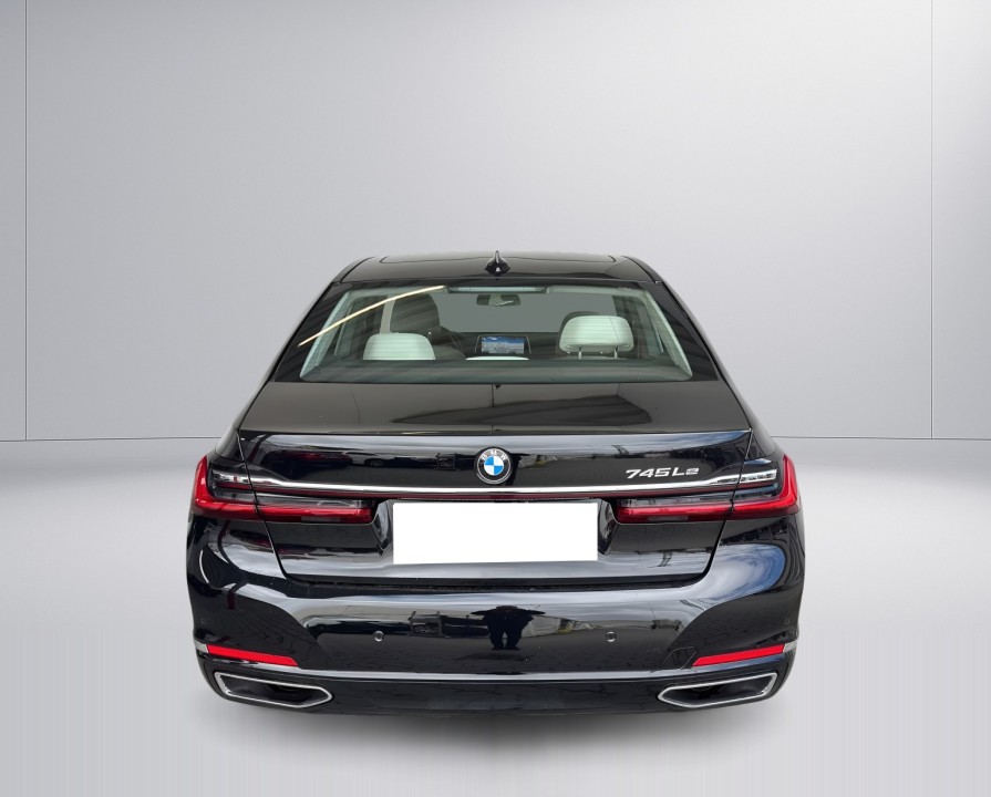 BMW Seria 7 745e (4)