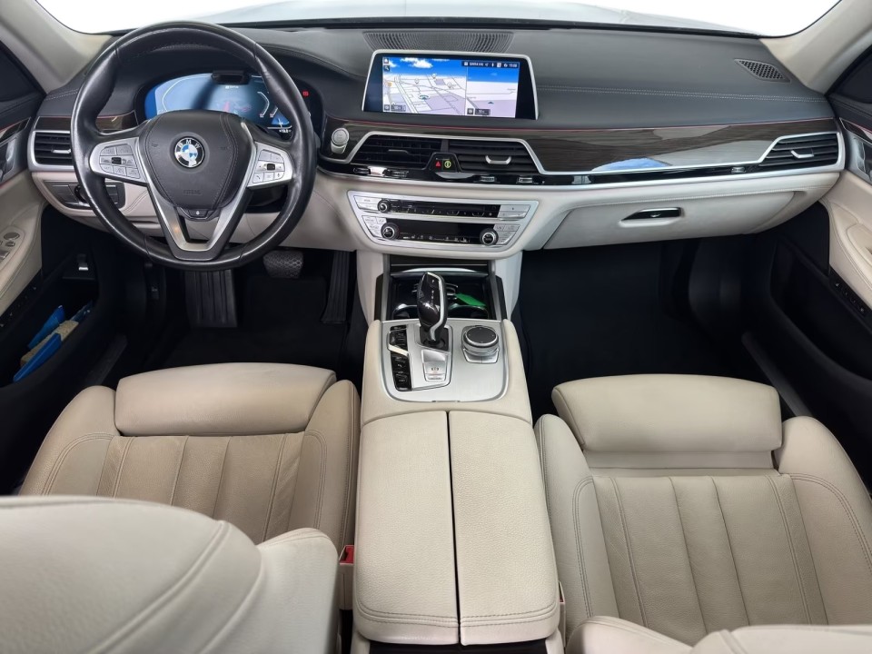 BMW Seria 7 745e - foto 6