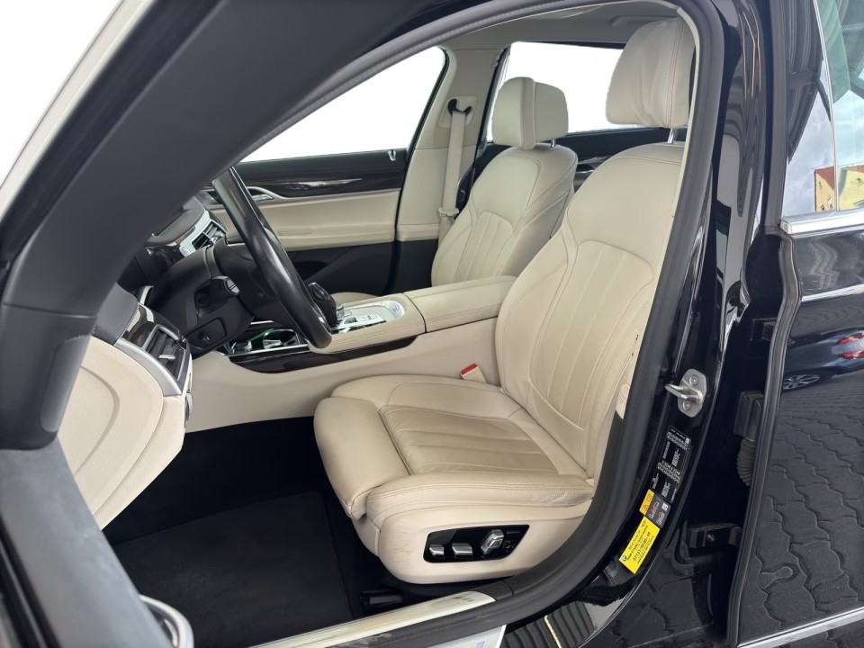 BMW Seria 7 745e - foto 7
