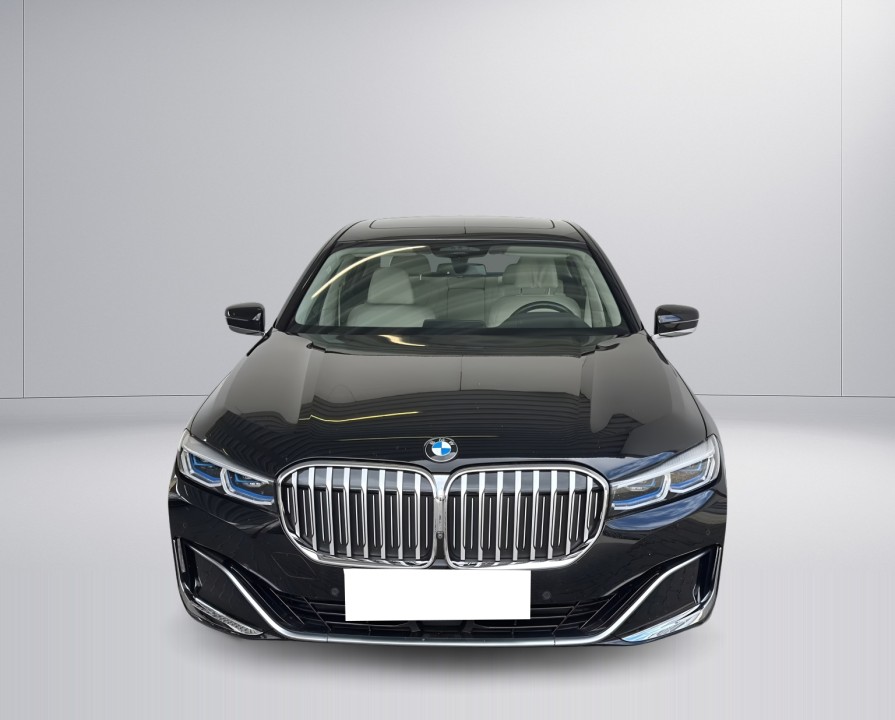 BMW Seria 7 745e (2)