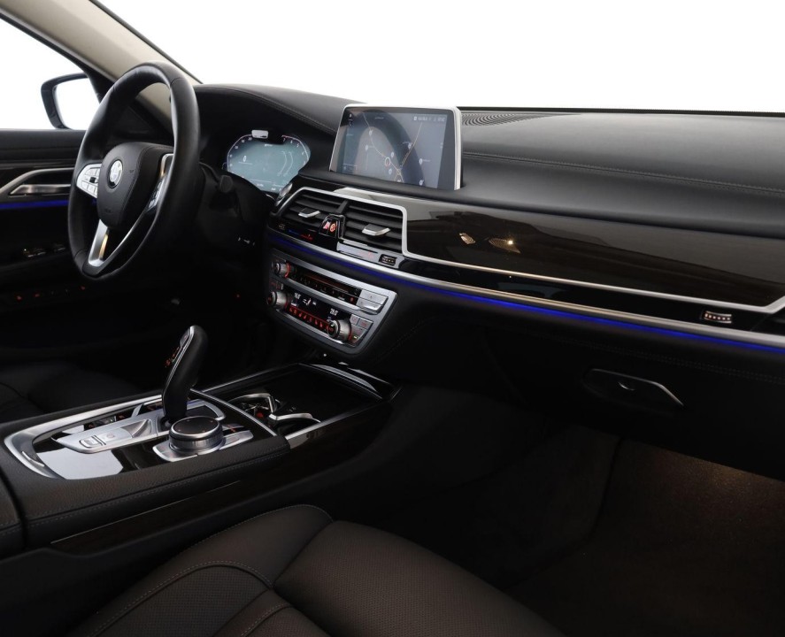 BMW Seria 7 xDrive745e - foto 9