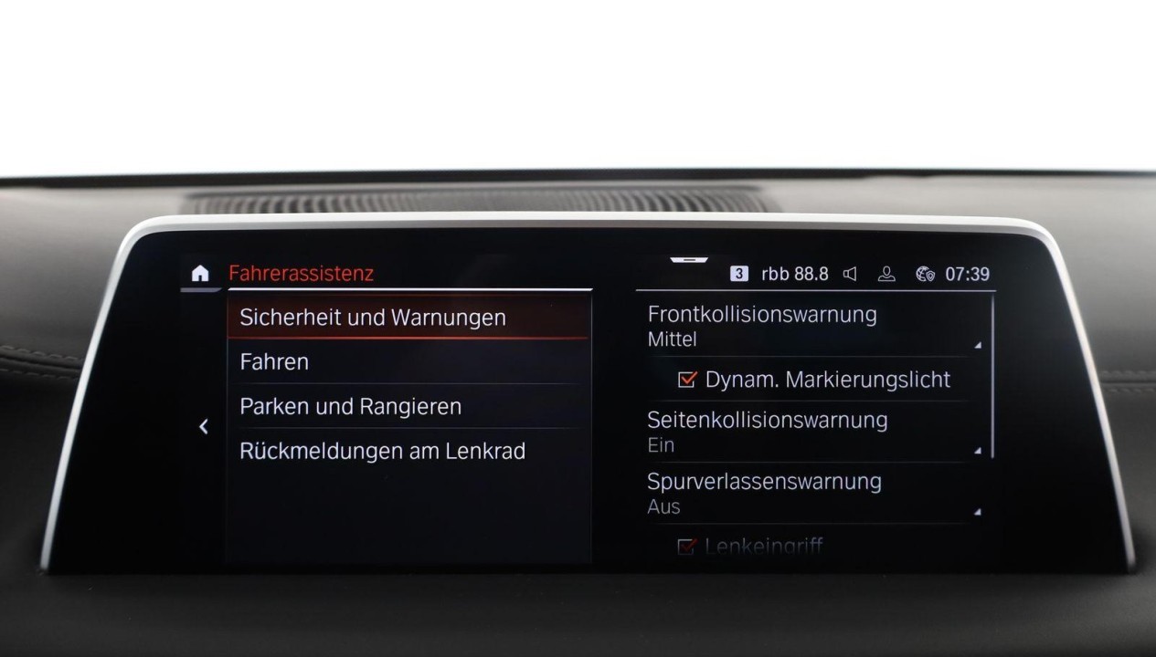 BMW Seria 7 xDrive745e - foto 19