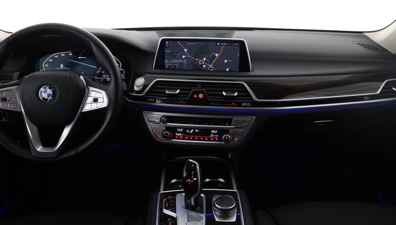 BMW Seria 7 xDrive745e - foto 12