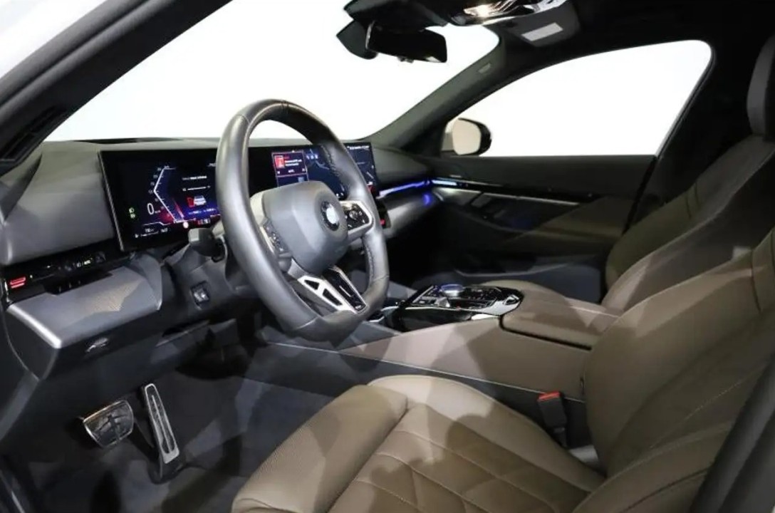 BMW Seria 5 520i M-Sport (5)