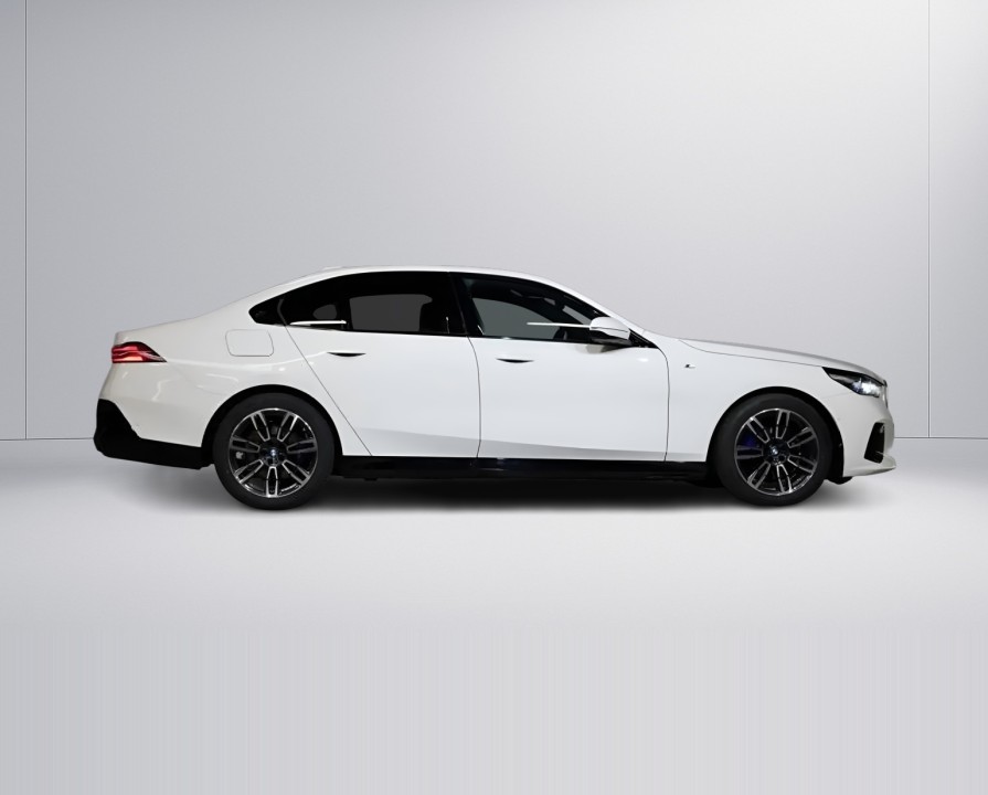 BMW Seria 5 520i M-Sport (2)
