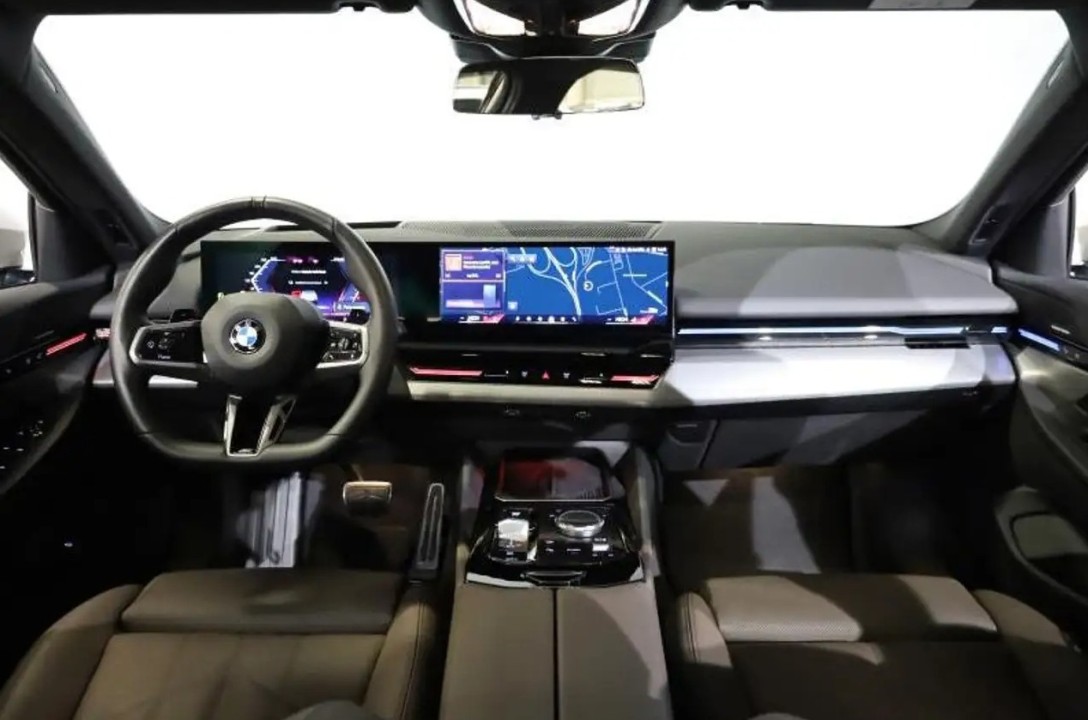 BMW Seria 5 520i M-Sport (4)